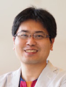 安井 卓 氏