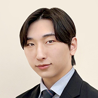 梁 信紀 氏
